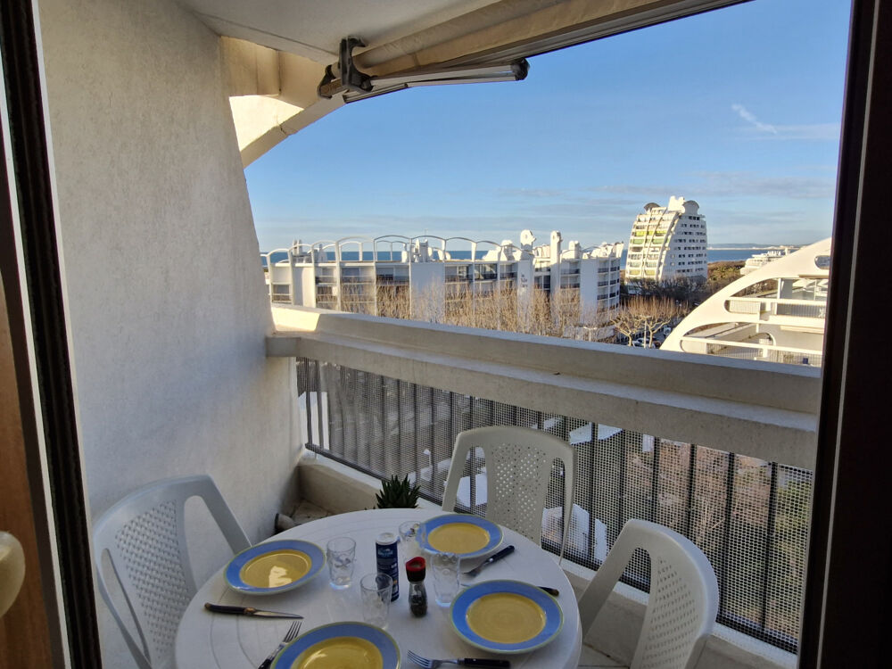 STUDIO CABINE AVEC PARKING DERNIER ETAGE VUE SUR MER
