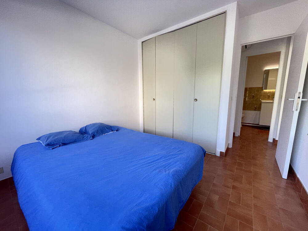 Appartement T2 + cabine. Parking.
