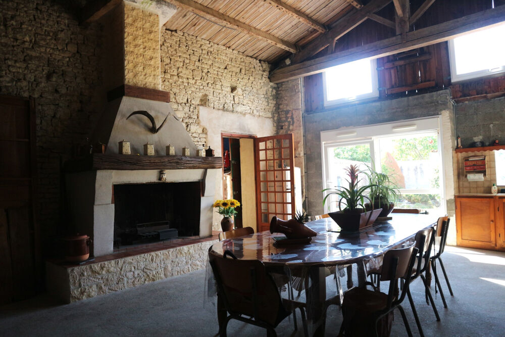 Vente Maison ENSEMBLE IMMOBILIER EN  BON ETAT GENERAL DE 190 M2 SUR UN TERRAIN CLOS DE 450 M2. AU CENTRE HISTORIQUE DE LA J La jarrie