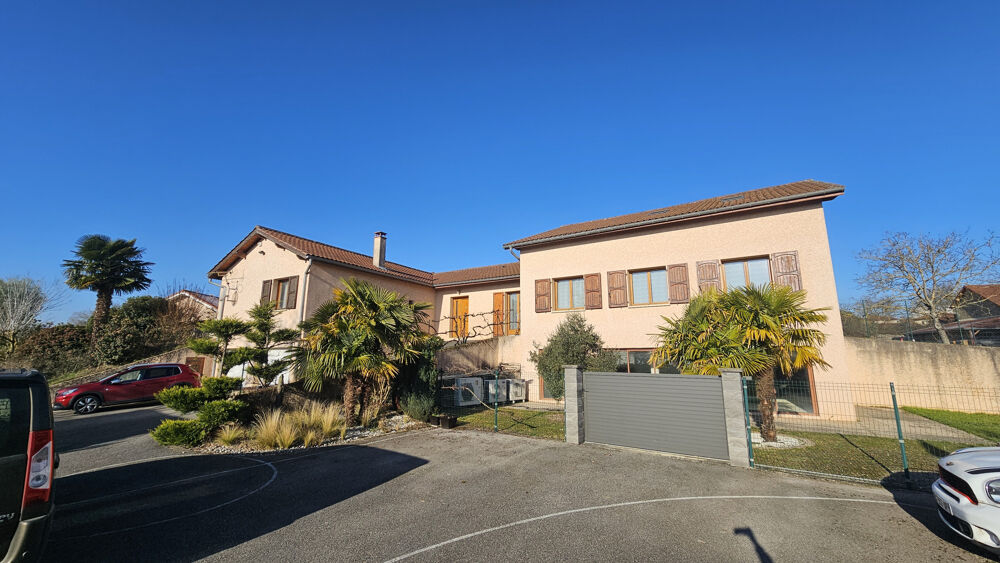 A 40 minutes de Lyon 8, belle villa de 450m2 avec piscine intérieure sur 3 224 m2 de terrain clos