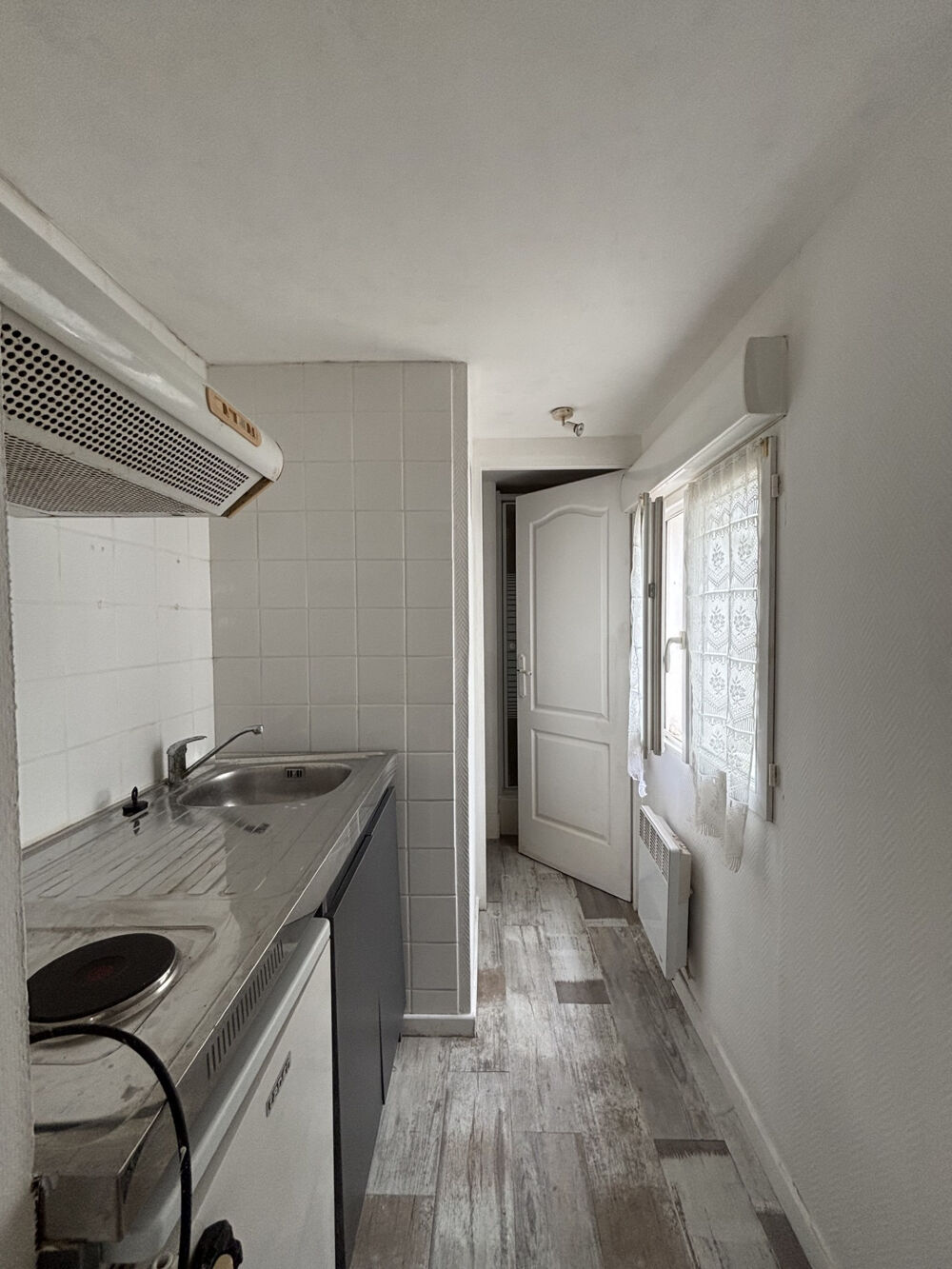 MAISON ANCIENNE A RENOVER DE 48 M2 SUR UN TERRAIN CLOS DE 63 M2. 5 MN DE LA GARE ET DU VIEUX PORT.