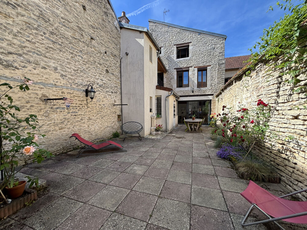 CHATILLON SUR SEINE (21) : ensemble immobilier contemporain de 215m2 rénové en 2024 ,terrain et garage.
