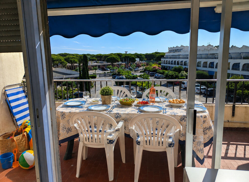 Appartement avec grande terrasse dans résidence avec piscine