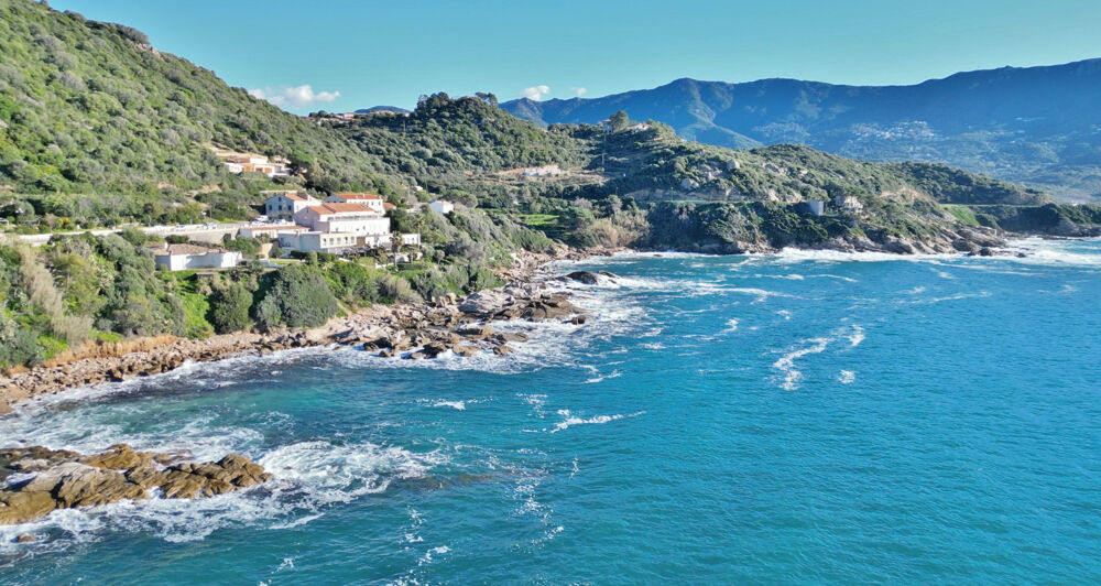 30 minutes d'AJACCIO - Immeuble de 6 appartements pieds dans l'eau