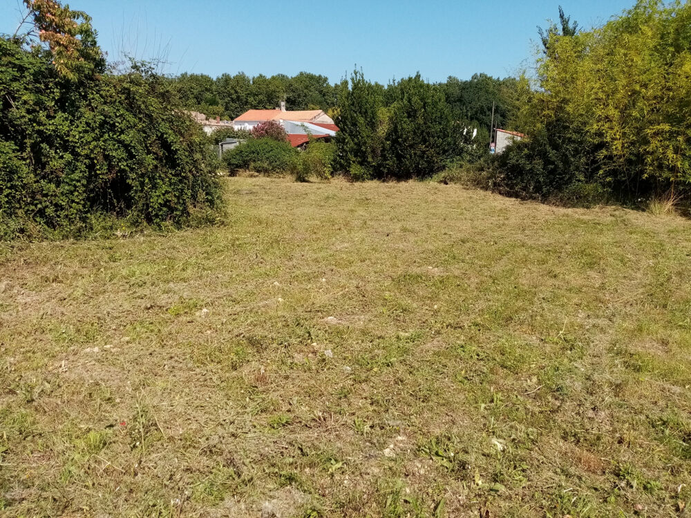Vente Terrain BEAU TERRAIN CONSTRUCTIBLE DE 788 M2 VIABILISE. A 10 MN DE LA JARRIE.CENTRE BOURG TOUS COMMERCES, ECOLES ET CO La jarrie