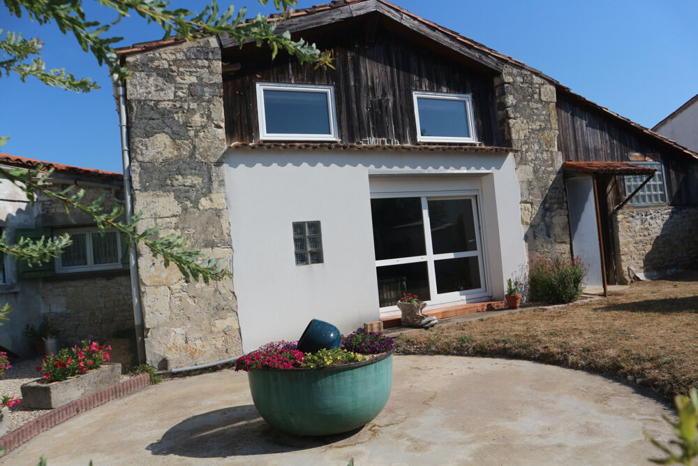 Vente Maison ENSEMBLE IMMOBILIER EN  BON ETAT GENERAL DE 190 M2 SUR UN TERRAIN CLOS DE 450 M2. AU CENTRE HISTORIQUE DE LA J La jarrie