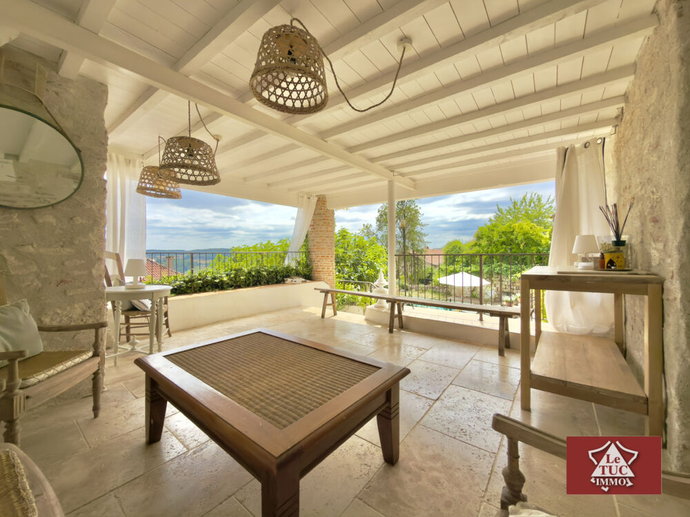 Maison de village tout confort avec piscine et jardin.