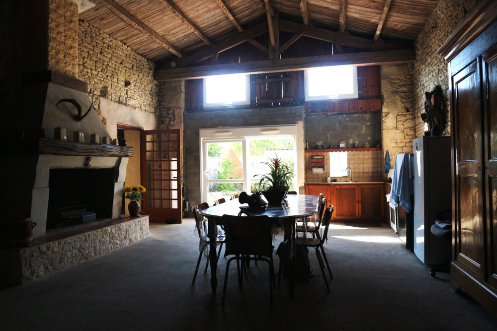 Vente Maison ENSEMBLE IMMOBILIER EN  BON ETAT GENERAL DE 190 M2 SUR UN TERRAIN CLOS DE 450 M2. AU CENTRE HISTORIQUE DE LA J La jarrie