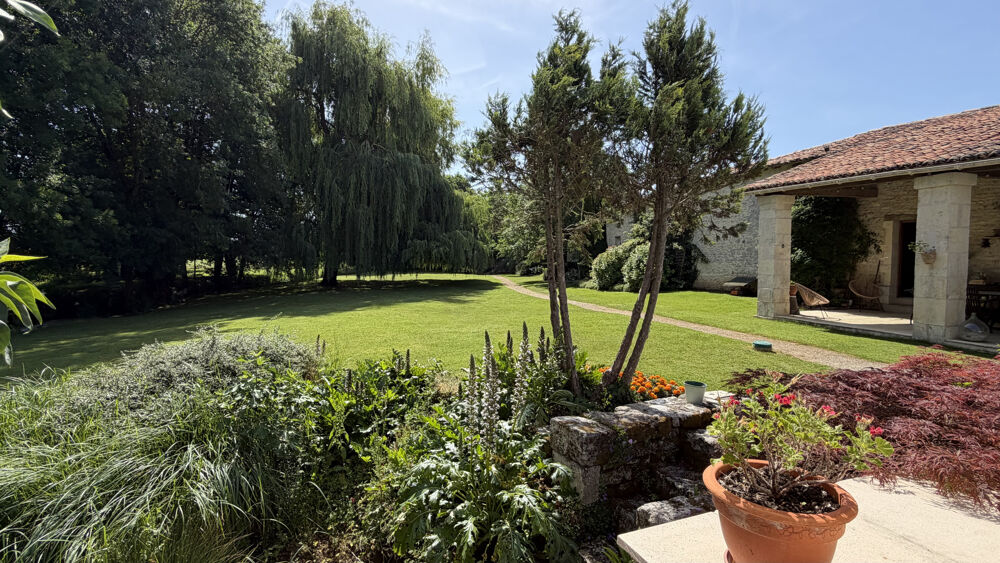 à vendre  Propriété/château Saint-Jean-d'Angély (17400)