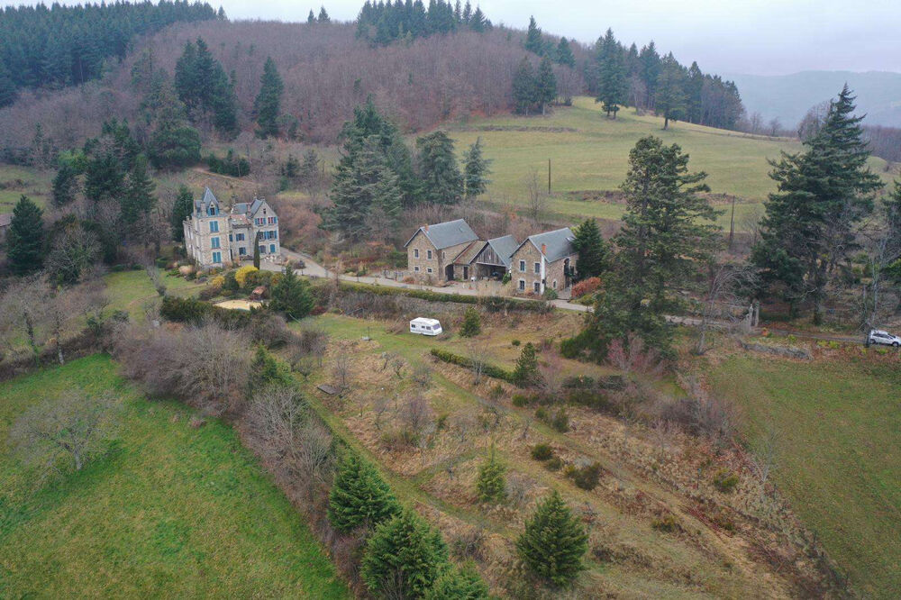 Domaine de château avec gîtes, chambres et camping - aux normes ERP - bon rapport - en pleine nature à 720 m