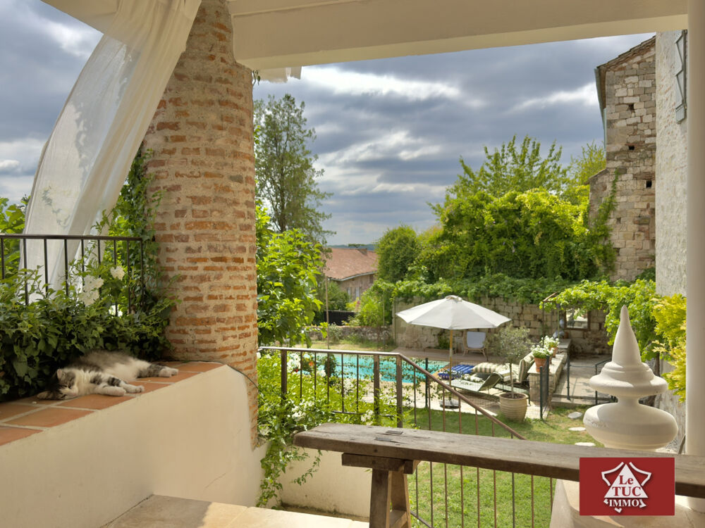 Maison de village tout confort avec piscine et jardin.