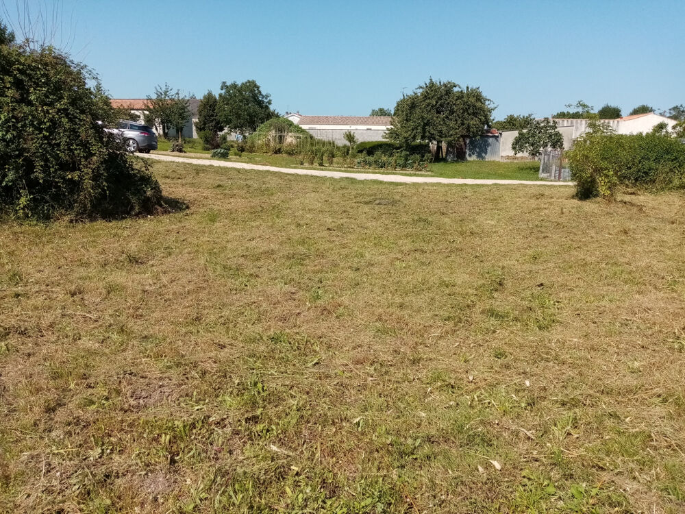Vente Terrain BEAU TERRAIN CONSTRUCTIBLE DE 788 M2 VIABILISE. A 10 MN DE LA JARRIE.CENTRE BOURG TOUS COMMERCES, ECOLES ET CO La jarrie