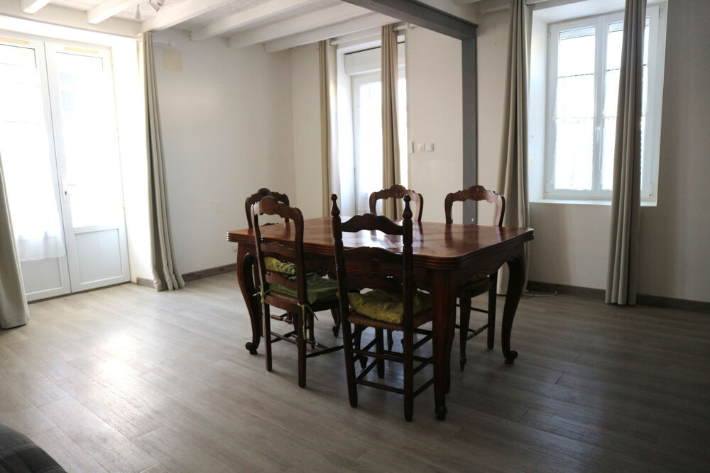 Vente Maison BELLE MAISON EN BON ETAT GENERAL DE 100 M2 SUR UN TERRAIN CLOS DE 115 M2. CENTRE BOURG A PROXIMITE DES COMMERC La jarrie