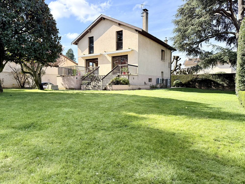 à vendre  Propriété/château Bron (69500)