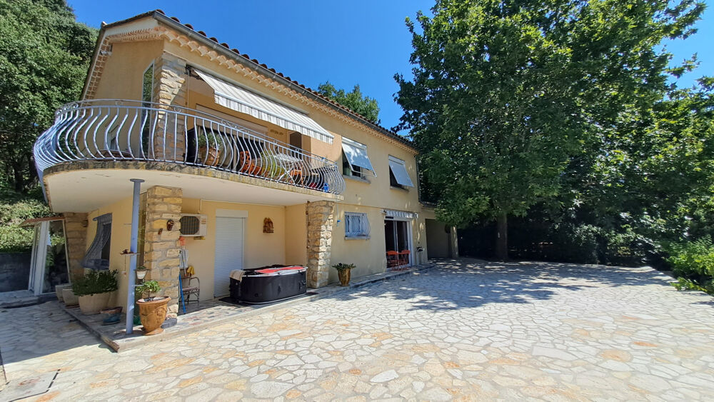 Vente Maison Maison de 147 m2 habitable sur 1660 m2 de terrain clos et arboré Bollene