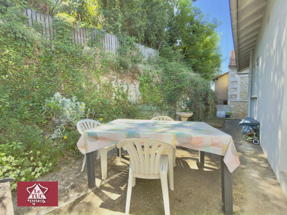 Maison avec grand garage, terrasses et jardin.