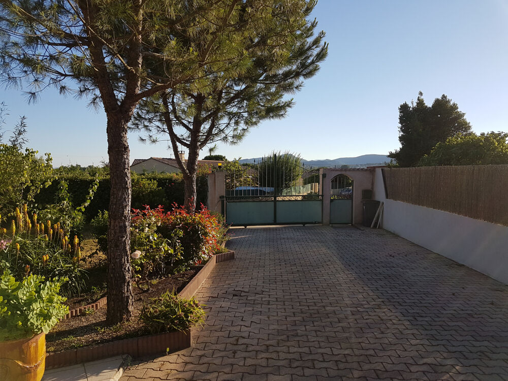 Maison avec jardin paysagé, terrasses et piscine