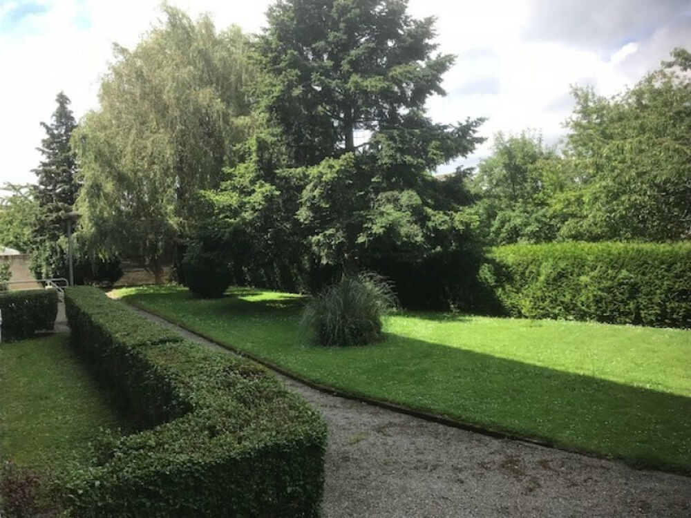 TRES BEL APPARTE F3 AVEC VUE MAGNIFIQUE SUR UN JOLI PARC AU CALME PROCHE DU CENTRE VILLE