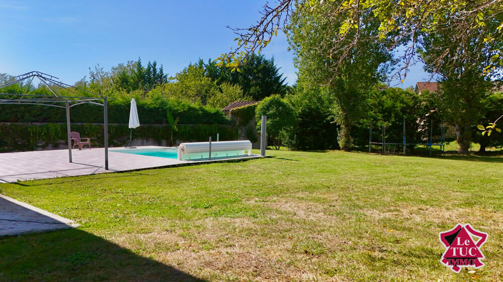 Maison de plain pied avec piscine.