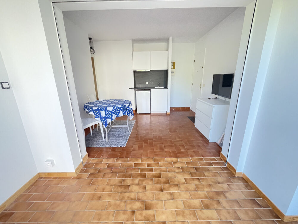 Appartement T2 + cabine. Parking.