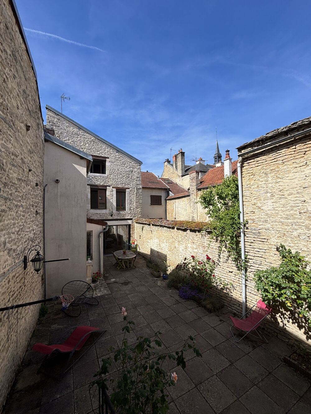 CHATILLON SUR SEINE (21) : ensemble immobilier contemporain de 215m2 rénové en 2024 ,terrain et garage.