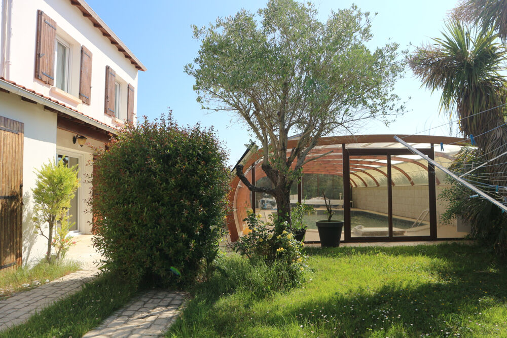 MAGNIFIQUE MAISON DE 220 M2,DANS UN LIEU RECHERCHE, AVEC PISCINE SUR UN TERRAIN DE 610 M2. PROCHE DE ROYAN.