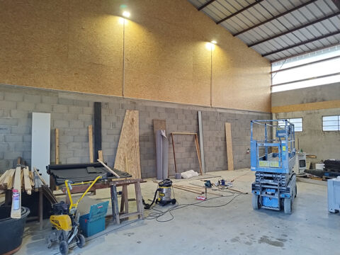   10 MN MONTBRISON LOCAL DE 220 M2 AVEC PARKING ET ACCES CAMIONS. 