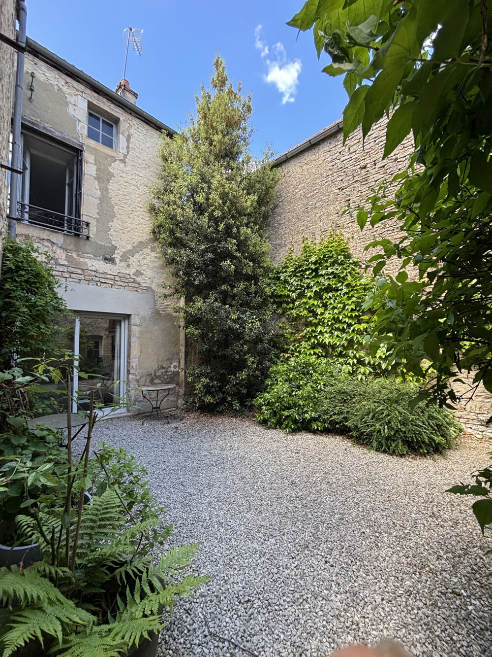 CHATILLON SUR SEINE (21) : belle propriété de 110m2 de 1823 avec cour et dépendances dans un quartier histo