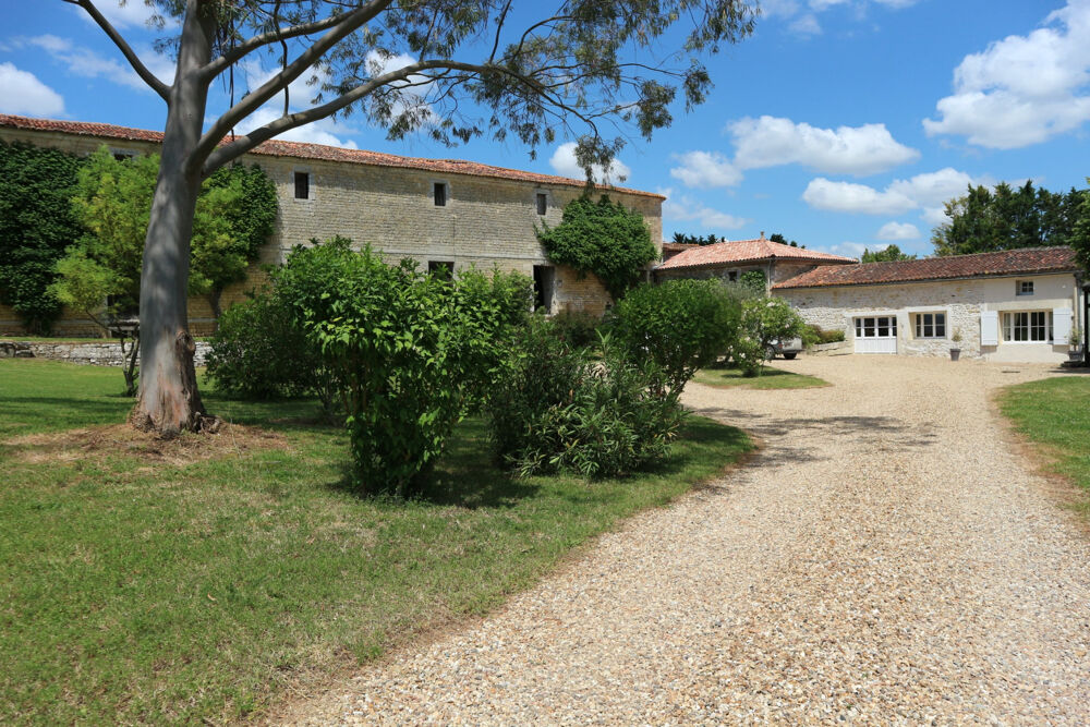 Vente Proprit/Chteau ENSEMBLE IMMOBILIER , CORPS DE BATIMENT  D'UN ANCIEN CHATEAU DU XVI , AVEC UNE BELLE MAISON DE 300 M2 ET CHAI La rochelle