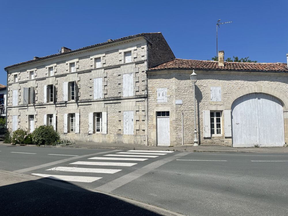 Ancien logis avec dépendances et grand jardin clos