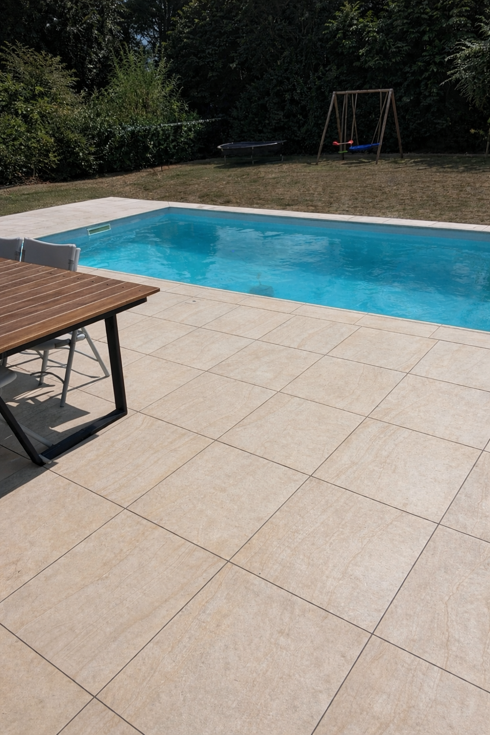 LAIGNES ( 21) Pavillon contemporain de 1984 (130m2) avec sous-sol (100m2) sur 1700m2 de terrain avec piscine.