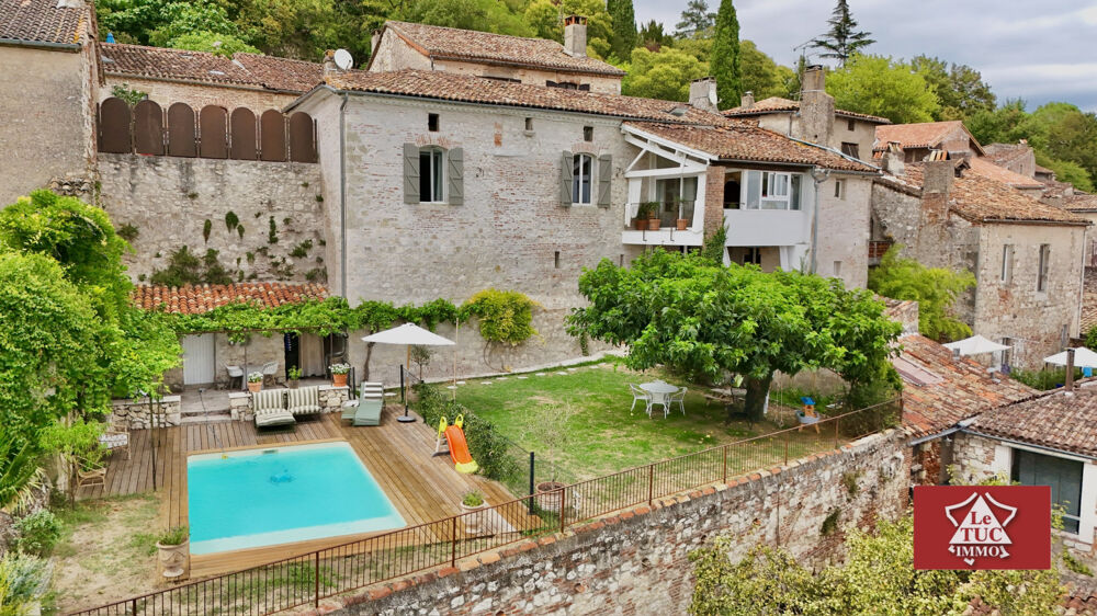 Maison de village tout confort avec piscine et jardin.