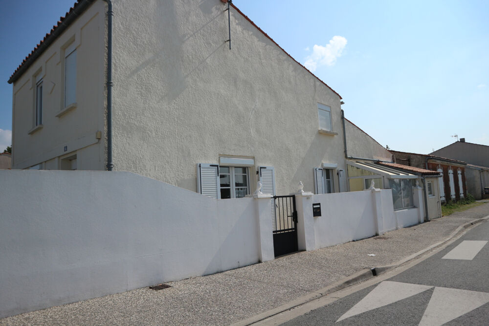 Vente Maison BELLE MAISON EN BON ETAT GENERAL DE 100 M2 SUR UN TERRAIN CLOS DE 115 M2. CENTRE BOURG A PROXIMITE DES COMMERC La jarrie
