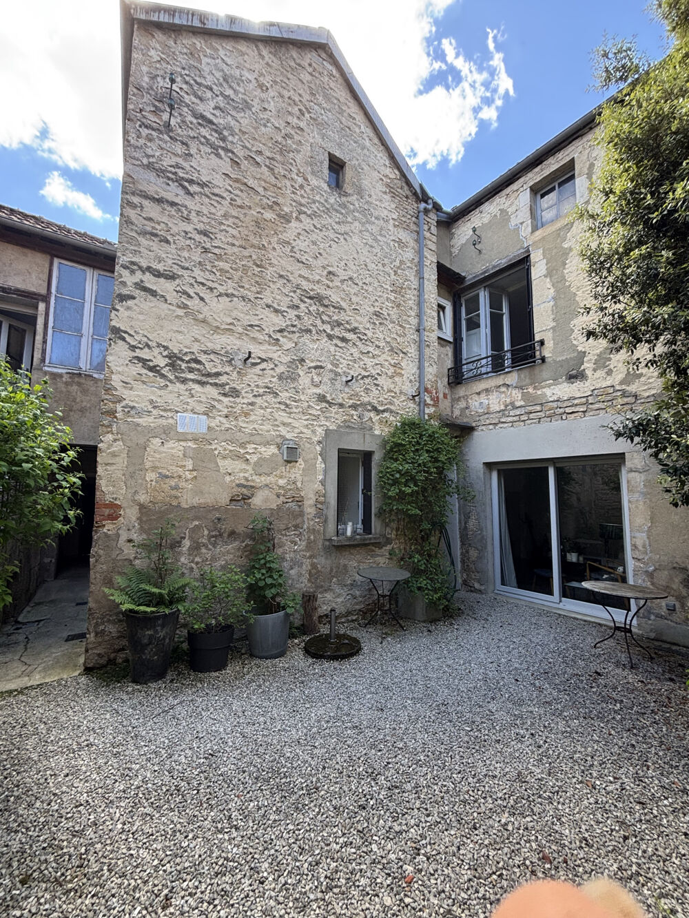 CHATILLON SUR SEINE (21) : belle propriété de 110m2 de 1823 avec cour et dépendances dans un quartier histo