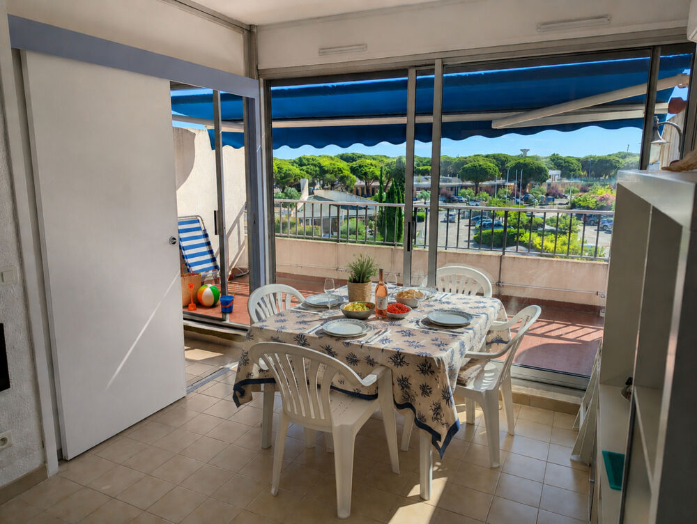 Appartement avec grande terrasse dans résidence avec piscine