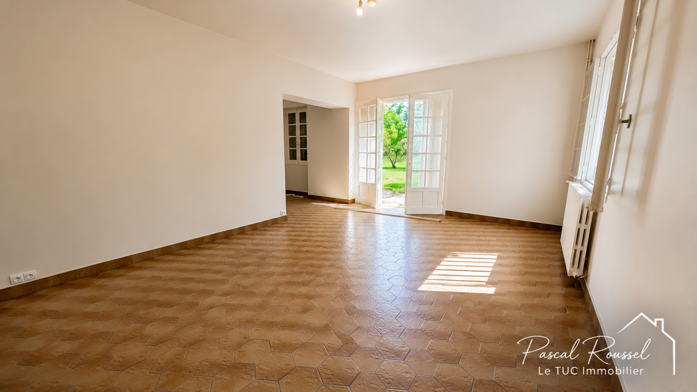 LONGERE DE CARACTERE-270 m2-3,5 hectares de bois-Dépendances