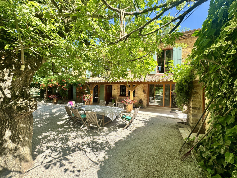 Immobilier de luxe : mas en pierre à vendre avec terrasse à Piolenc