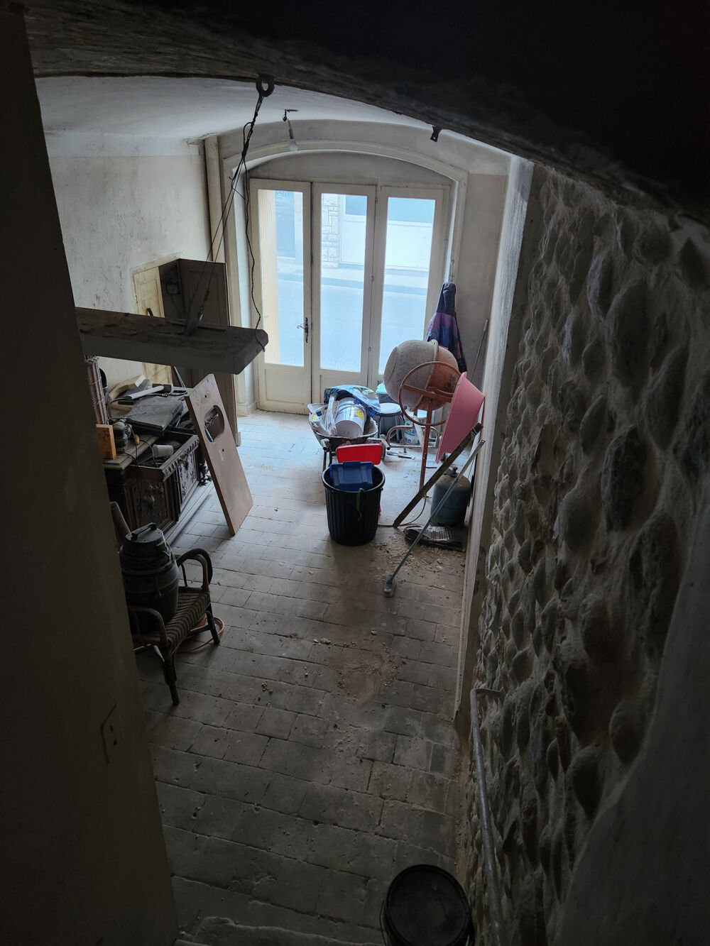Maison de ville - à rénover - 100 m2 - mitoyenne - tout à légout - jardin non-attenant 800 m2 avec irrigation