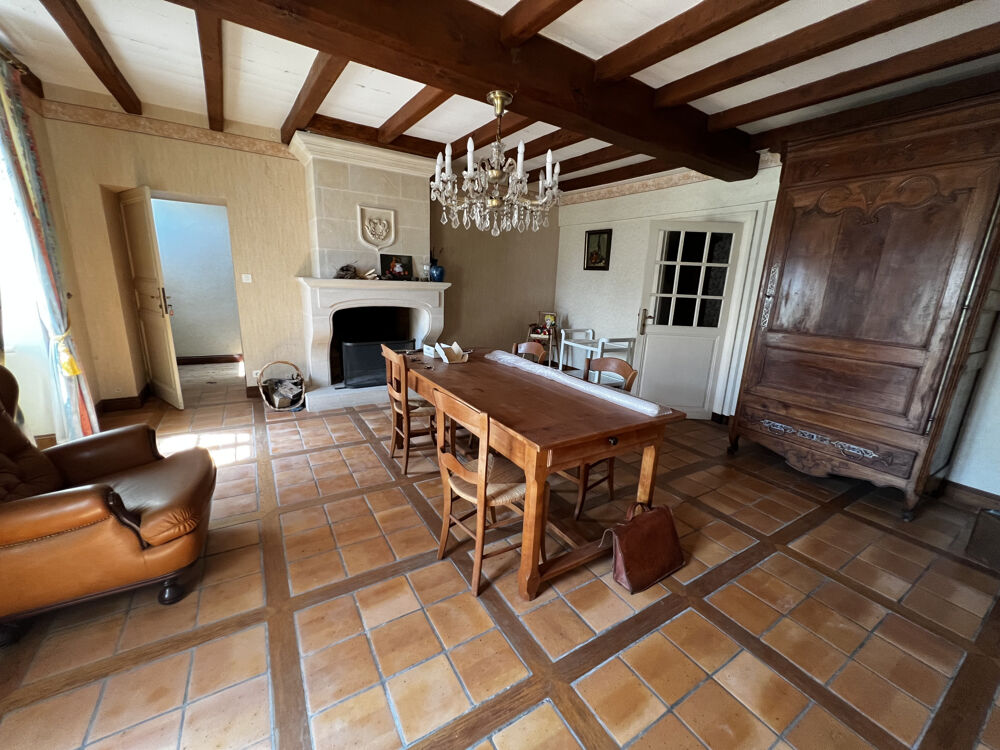 Ancien logis avec dépendances et grand jardin clos