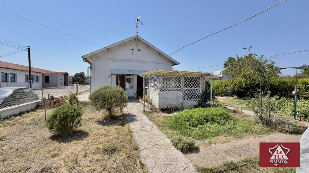 Maison en pierre rénovée avec jardin et garage