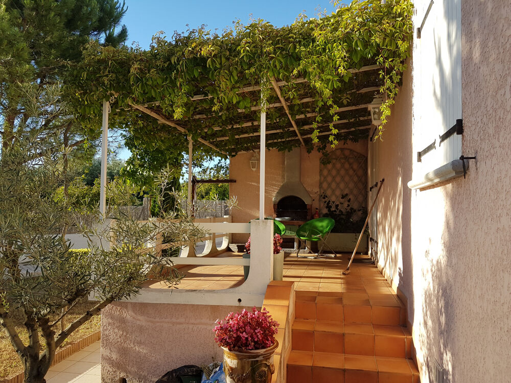 Maison avec jardin paysagé, terrasses et piscine