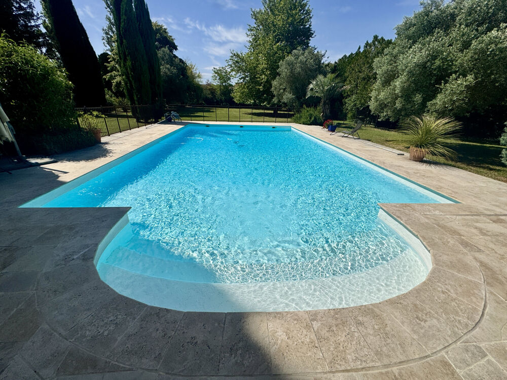 Immobilier de luxe : mas en pierre à vendre avec terrasse à Piolenc