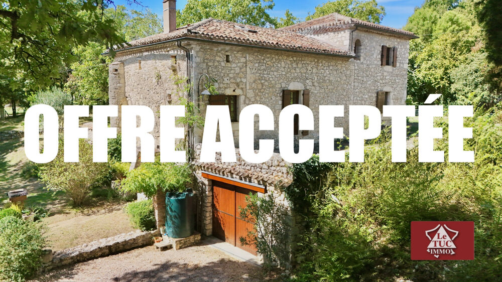 Maison en pierre avec garage, piscine et jardin.
