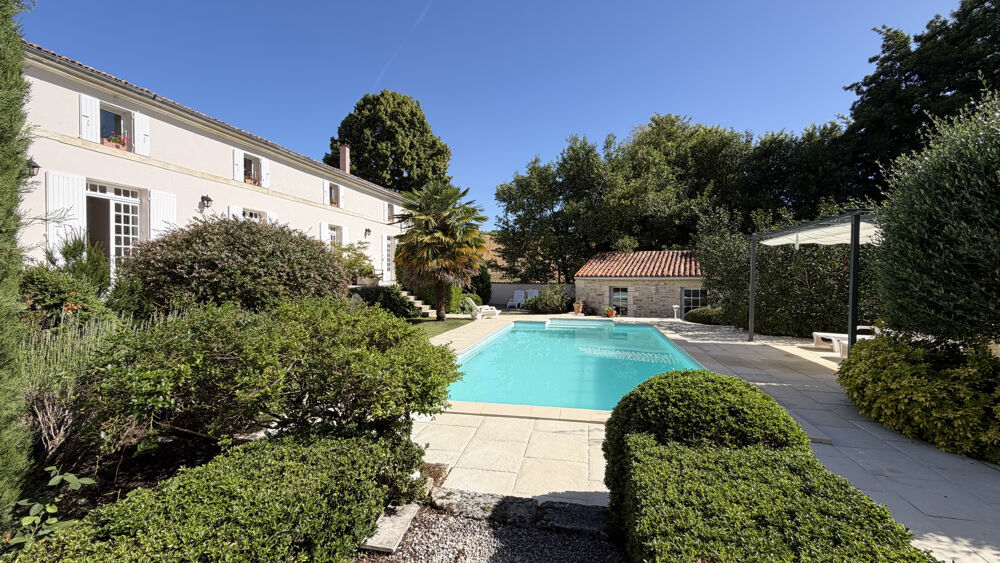 à vendre  Propriété/château Saint-Jean-d'Angély (17400)