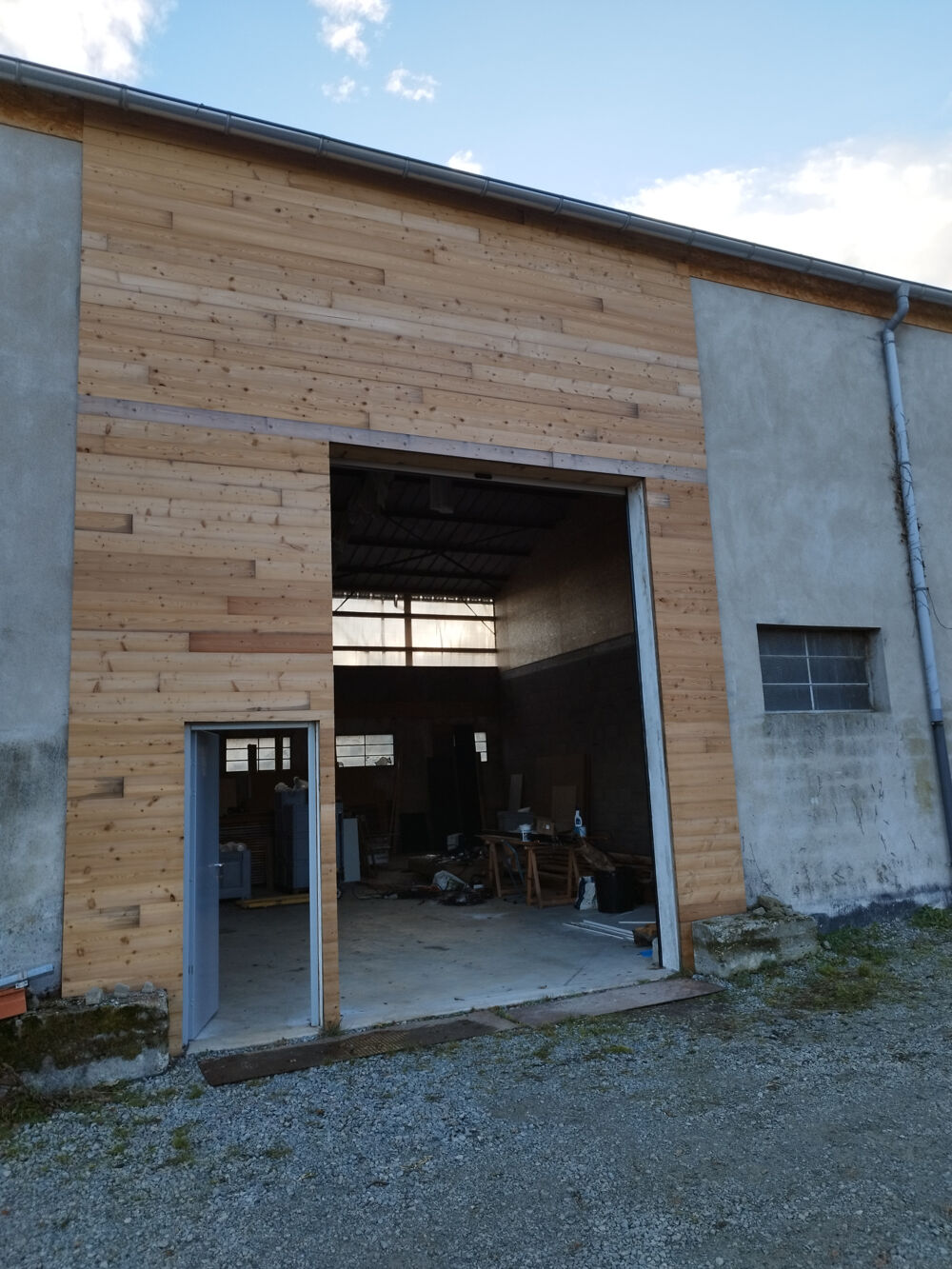   10 MN MONTBRISON LOCAL DE 220 M2 AVEC PARKING ET ACCES CAMIONS. 