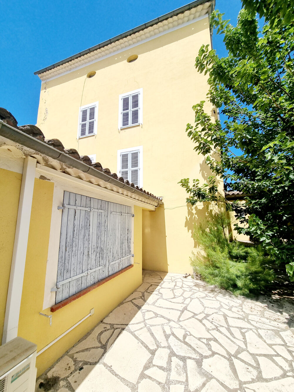 Vente Maison Affaire Draguignan belle maison de ville F4 230m de terrain vendu avec 3 places de parking 233200€ dpe C Draguignan