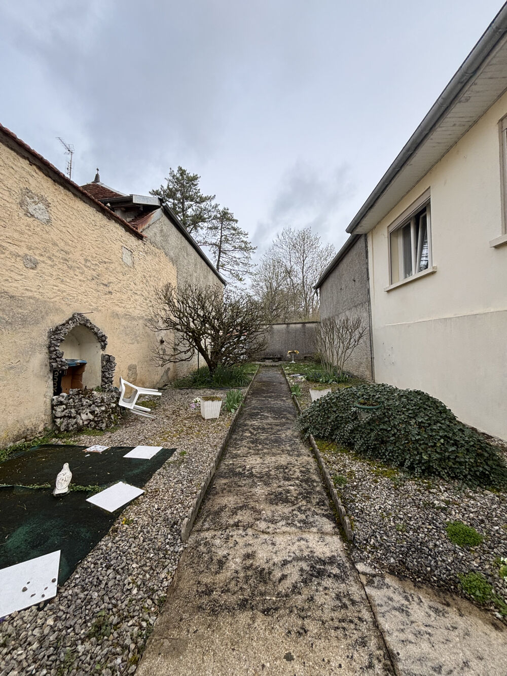 CHATILLON Sur SEINE : Maison de 1960 au centre ville ,130m2 avec sous-sol, garage et petit terrain
