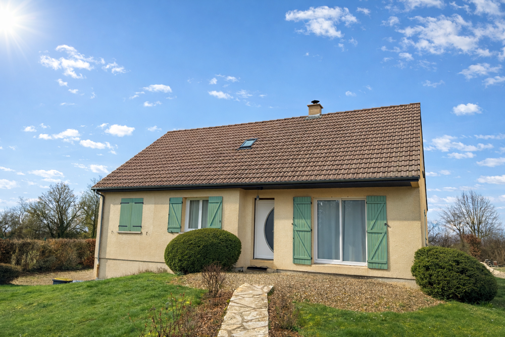 Vente Maison LAIGNES ( 21)  Pavillon contemporain de 1984 (130m2) avec sous-sol (100m2) sur 1700m2 de terrain avec piscine. Laignes