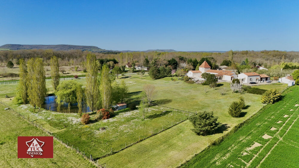 Propriété contemporaine avec lac et maison damis.