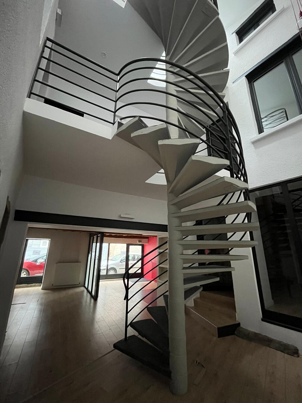   MONTBRISON CENTRE VILLE IMMEUBLE 300 M2 POUR ACTIVITES LIBERALES OU COMMERCIALES 